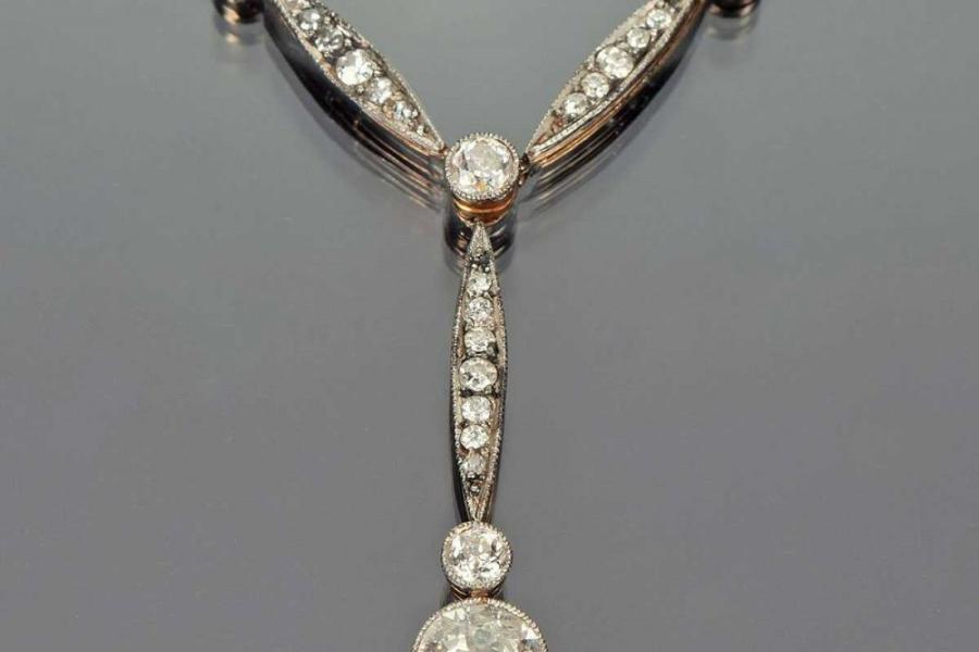 Brillantcollier GG und WG 585, Colliermitte gebildet aus 1 Altschliffbrillanten (ca. 1,0 ct. Aufrufpreis:	1.600 EUR