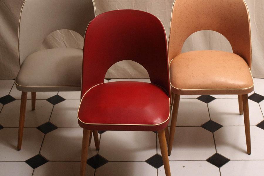 Losnummer: 1099 Artikelnummer: 3114-42 Drei Sessel, 50er Jahre Auf vier konischen Rundfüßen halbrunde, gepolsterte Sitzfläche. Halbrunde Rückenlehne mit Bogenausschnitt. Originaler Kunststoffbezug in dreierlei Farben. Je 79,5x45x48cm. Ausrufpreis: € 60,- Losnummer: 1099 Artikelnummer: 3114-42 Drei Sessel, 50er Jahre Auf vier konischen Rundfüßen halbrunde, gepolsterte Sitzfläche. Halbrunde Rückenlehne mit Bogenausschnitt. Originaler Kunststoffbezug in dreierlei Farben. Je 79,5x45x48cm. Ausrufpreis: € 60,-