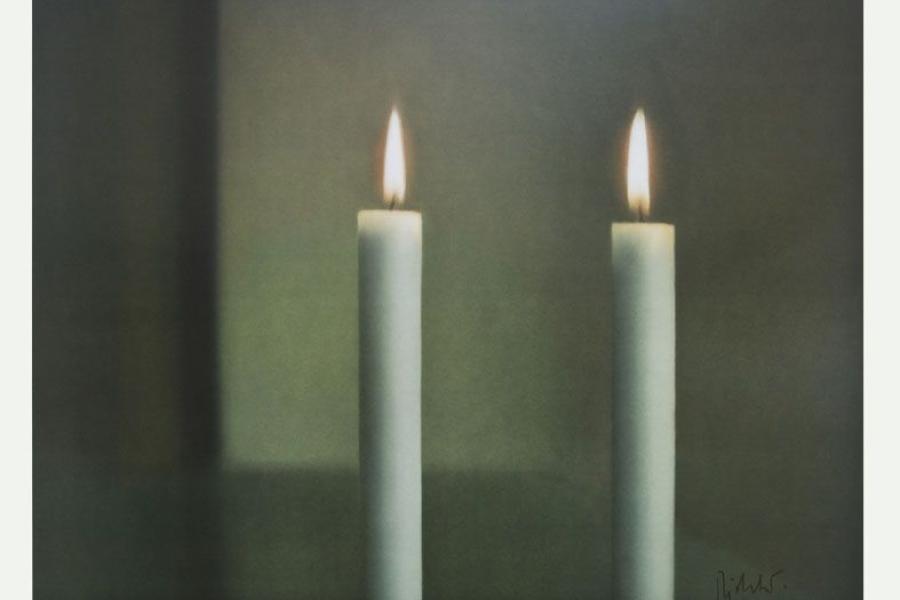 Richter, Gerhard (Dresden 1932). Zwei Kerzen, 1982. Farb. Offsetdruck. Plakat zur Ausstellung 'Fast Forward' der Contemporary Collections for the Dallas Museum of Art von 2006. Unten rechts signiert. 61 x 76 cm. Schätzpreis:	2.000 EUR