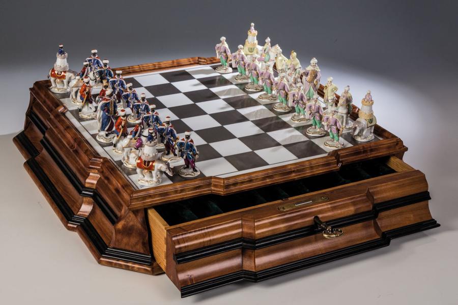 324 - BEDEUTENDES SCHACHSPIEL ''MOHREN UND TÜRKEN AUF AUGSBURGER BRETTKASTEN'' Auktion: 253-I - Kunst & Antiquitäten Meissen, 1990 - nach einem Modell von J.J. Kaendler Katalogpreis: 9.000 - 12.000 €