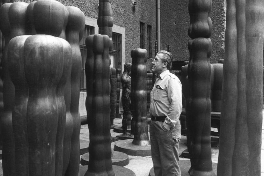 JOANNIS AVRAMIDIS, Joannis Avramidis im Hof der Bildhauerateliers der Akademie der bildenden Künste, Wien | um 1980 © © Sanjiro Minamikawa