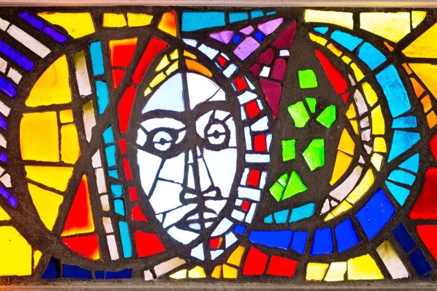 Alfred Wickenburg, Maria zwischen Sonne und Mond, 1960 Originalfenster in der Michaelskapelle des Schlosses Seggau bei Leibnitz, Foto: Helmut Bolesch Dickglas, mit Beton gefasst, 116 × 198 cm