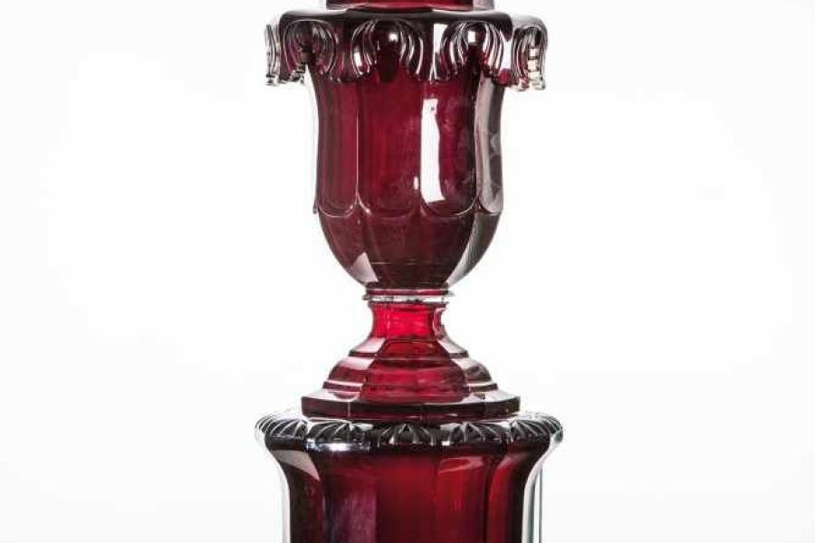 Museale Prunkvase auf Sockel Sankt Petersburg, Kaiserliche Glasmanufaktur, 1830-1840 Farbloses Glas mit Rubinunterfang.  Schätzpreis:	60.000 - 70.000 EUR