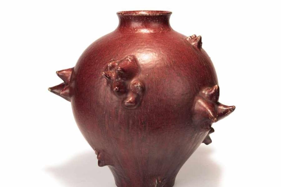 Große Vase, 1940er Jahre Axel Salto (im Stile von) H. 44,5 cm. KPM Kopenhagen. Steinzeug, dunkelrot glasiert. Aufrufpreis:	600 EUR Schätzpreis:	600 - 800 EUR Zuschlagspreis:	36.000 EUR