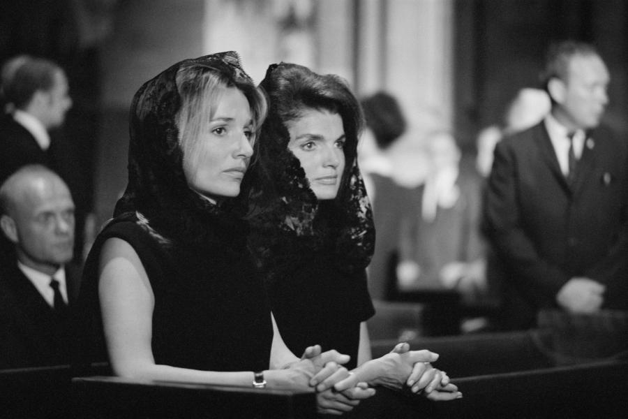 Robert Lübeck, Jackie Kennedy und ihre Schwester Lee Radziwill in der St. Patrick’s Cathedral, New York, 7./8. Juni 1968 © Archiv Robert Lebeck