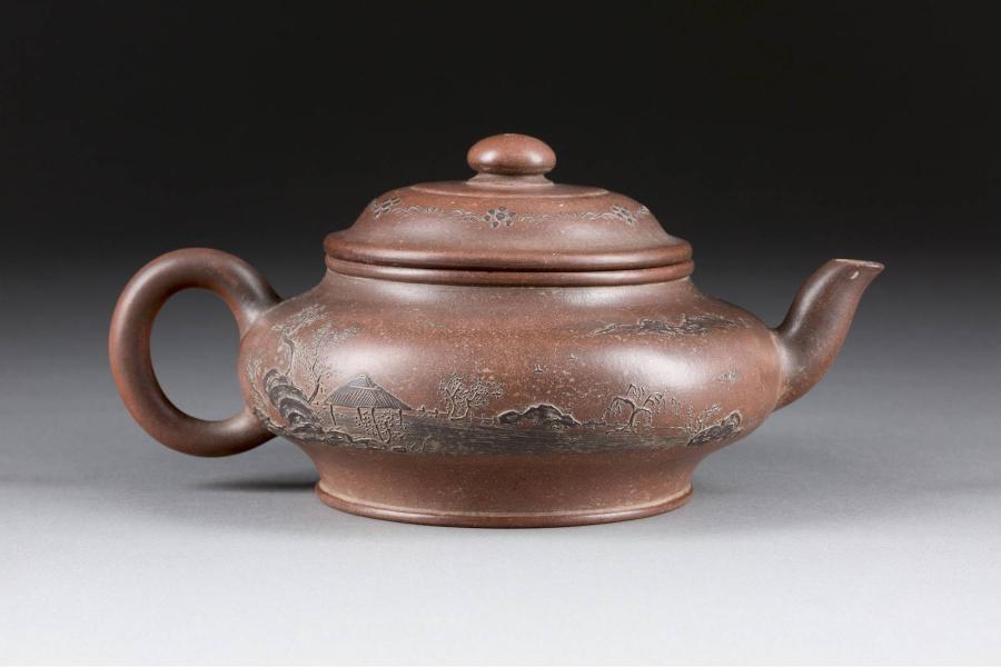 FLACHE ZISHA-TEEKANNE, China, 18. Jh., Braune Keramik, Qian-long-Marke. H. 11 cm. Limit 4.000,- €