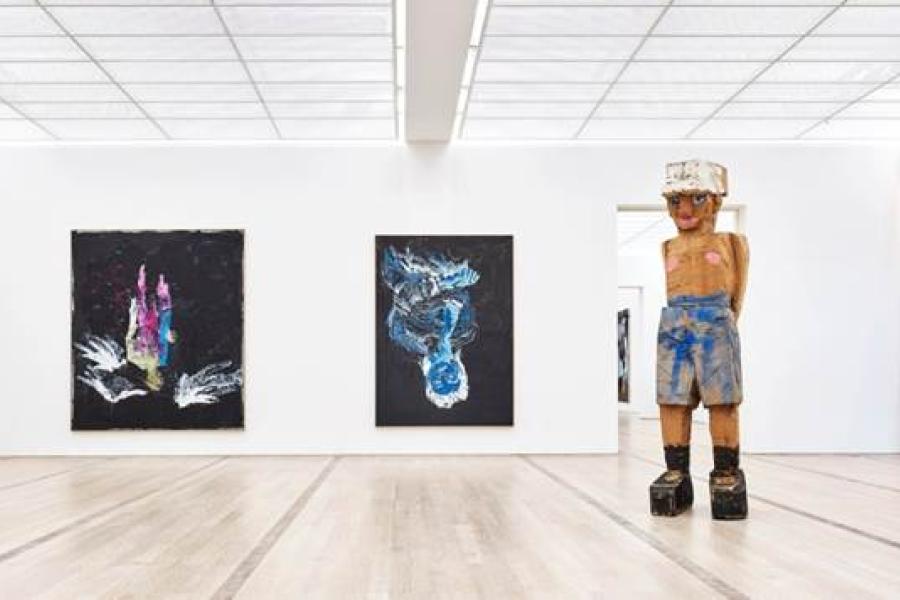 Installationsansicht aus der Ausstellung „Georg Baselitz“; von links nach rechts: Auf dem Berge, spitz, 2010, Privatsammlung; Elke, 2012, Sammlung Anne und Wolfgang Titze; Meine neue Mütze, 2003, Pinault Collection; © Georg Baselitz, 2018; Foto: Mark Niedermann