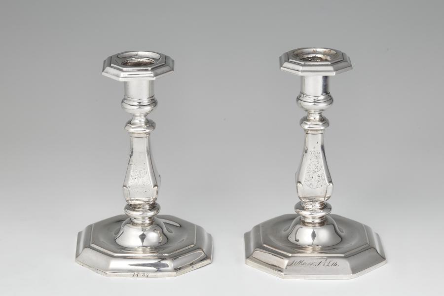 Leuchterpaar aus dem Tafelservice Friedrichs des Großen   Silber, getrieben und gegossen. H 14,5 cm, Gewicht 508 g.  Berlin, Christian Lieberkühn d. J., 1746/47.  Schätzpreis: 40.000 - 60.000 Euro.  Deckelterrine für den 2. Earl of Warrington