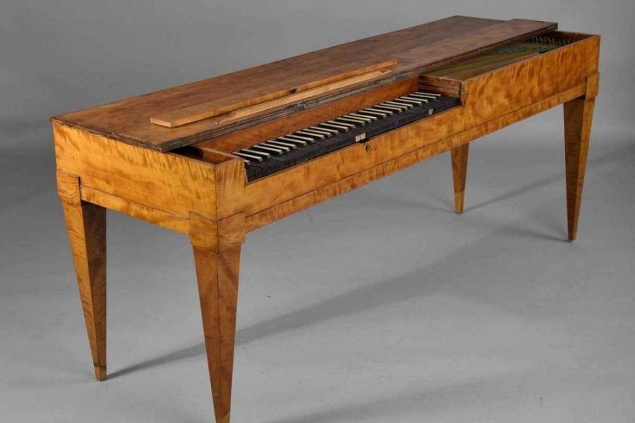 Klavichord Gebrüder Kraemer, Göttingen, um 1800, Korpus in geflammter Birke furniert, Tastatur in Elfenbein und Ebenholz, Altersspuren, H 78 x L 171 x T 55 cm. Zuschlagspreis:	12.000 EUR