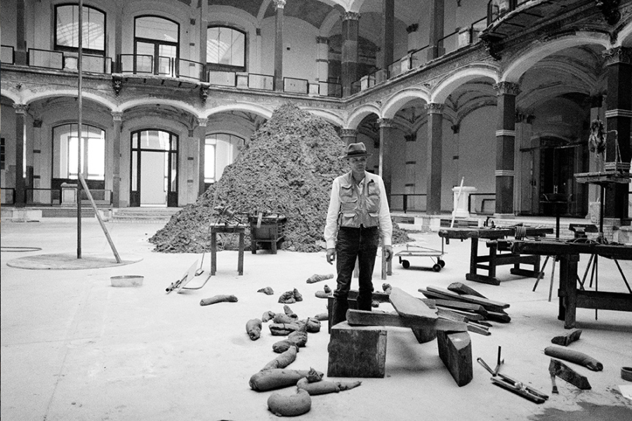 Jochen Littkemann, Joseph Beuys in der Ausstellung "Zeitgeist", Martin-Gropius-Bau, 1982 © Jochen Littkemann