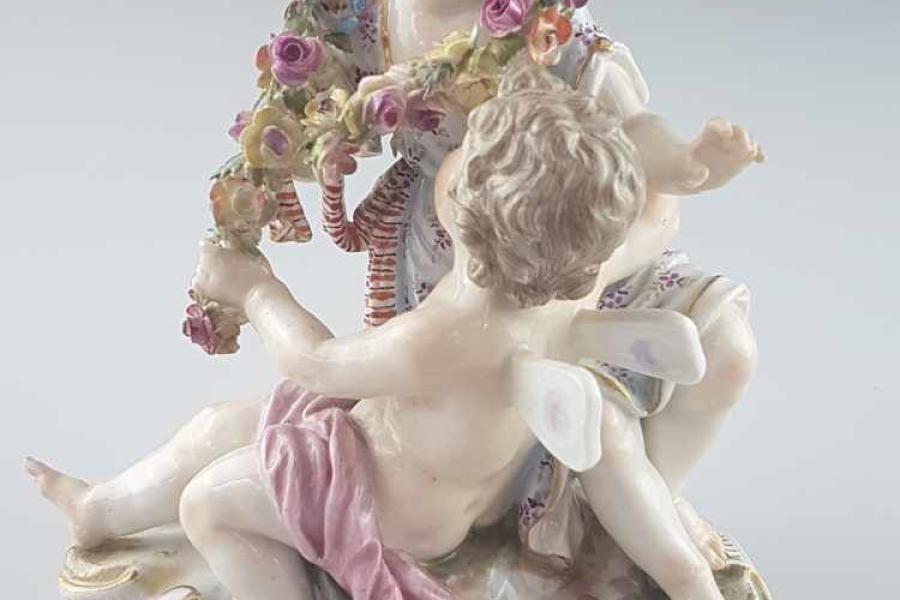 Porzellangruppe Meissen - unterglasurblaue Schwertermarke, Knaufzeit, Pressnr. 54, Modell-Nr. 2576, 'Flora und Zephyr' Aufrufpreis:	550 EUR