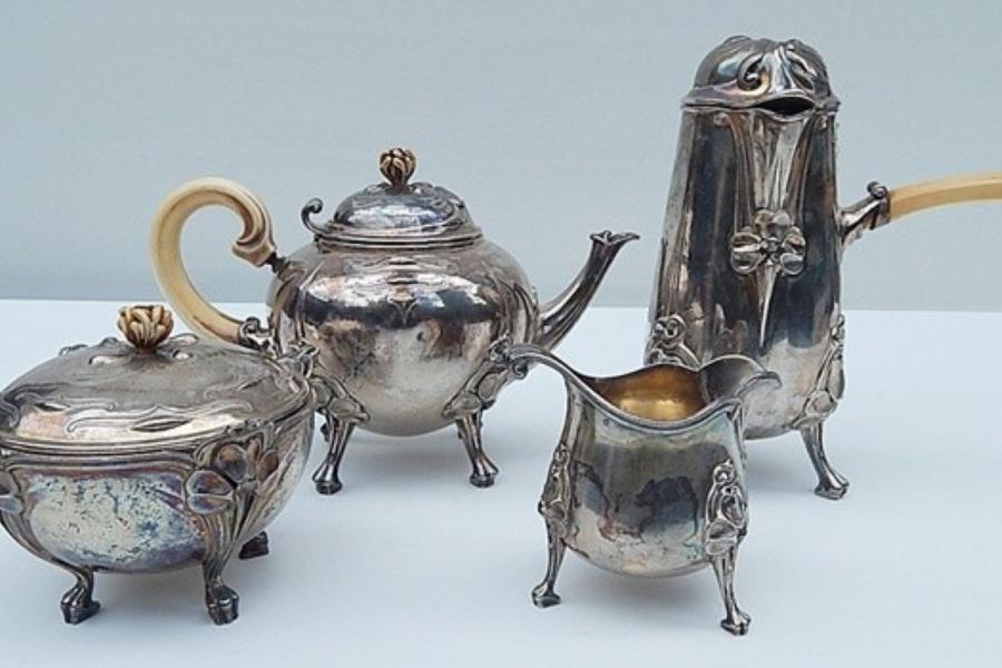 Kaffee,Tee,Milch und Zucker,Silber,gemarkt mit "Minerva",bodenseitig gemarkt Cardeilhac Paris, Jugerndstil,um 1900,leicht beschädigt,ca.2800 Gramm brutto