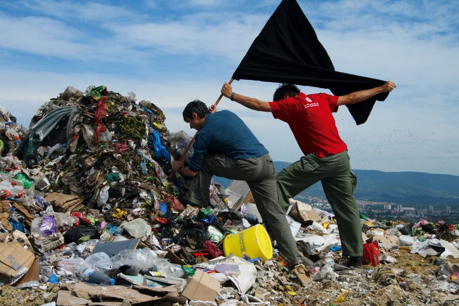 Igor Grubić, "366 Liberation Rituals (Against Trash)", 2008—2009 Courtesy Igor Grubić, Zagreb Fotodokumentation einer Aktion im öffentlichen Raum in Zagreb Maße variabel