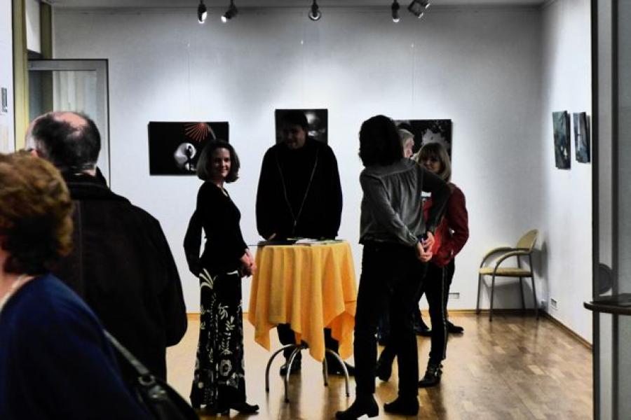 Vernissage: Sterben - um zu leben? (c) findART.cc Foto frei von Rechten.