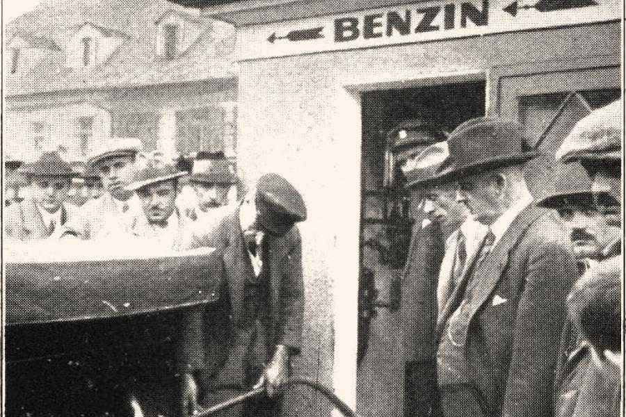 Eröffnung der ersten Tankstelle Österreichs am Jakominiplatz in Graz, 1924, Lizenzfrei