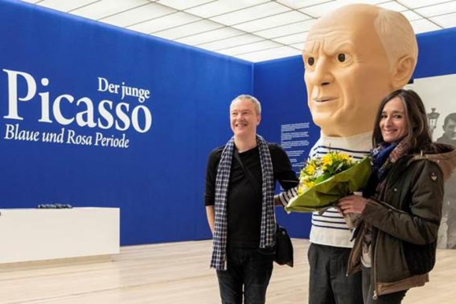 Abbildung: Véronique Gelfert und Olivier Blum mit dem Werk Untitled, 1998 (2019) von Maurizio Cattelan, Fondation Beyeler, 2019; Foto: Patricia Grabowicz