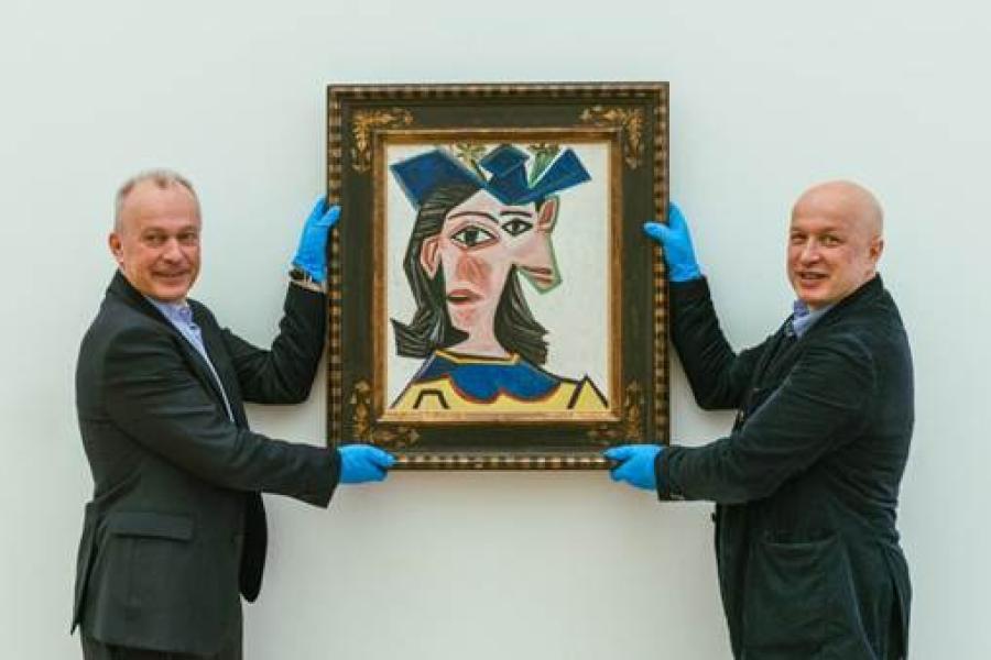 Urs Schaeppi, CEO Swisscom, und Sam Keller, Direktor der Fondation Beyeler, mit Pablo Picassos Buste de femme au chapeau (Dora) von 1939; © Succession Picasso / 2019, ProLitteris, Zürich; Foto: Luca Schwitalla