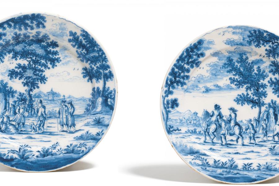 Zwei Bildteller mit Landschaften und Figurenstaffage Delft | 1694-1712 | De Roos | Beiger Scherben, weiße Glasur, Dekor in Blau und Schwarz | ø 22cm Taxe: 1.500 – 2.000 Euro