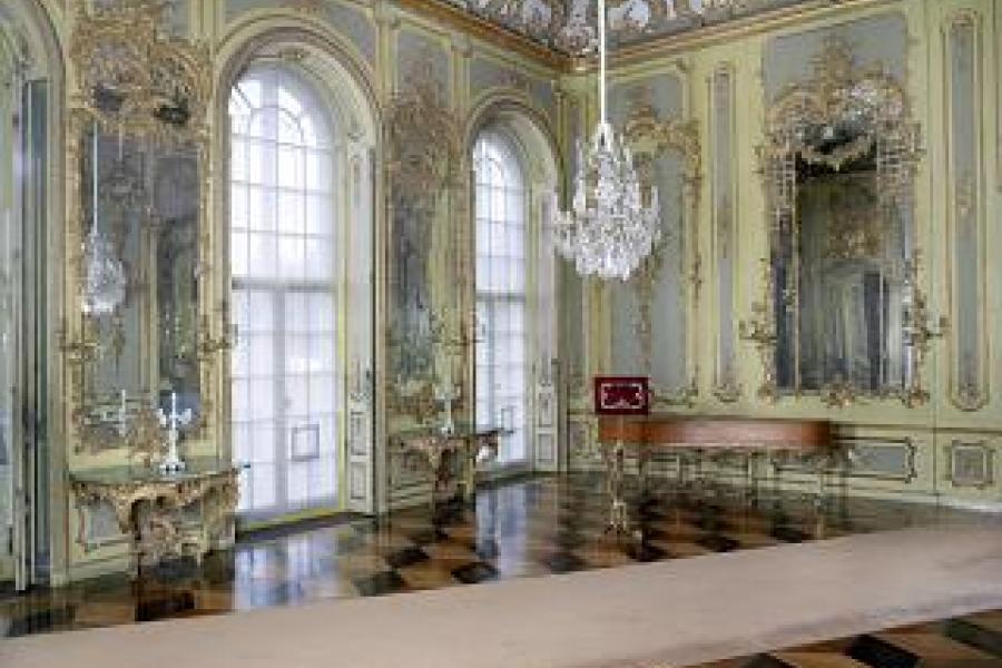 Wieder "am Netz": Blick in das Konzertzimmer der Königswohnung im Neuen Palais. Foto: SPSG / Wolfgang Pfauder