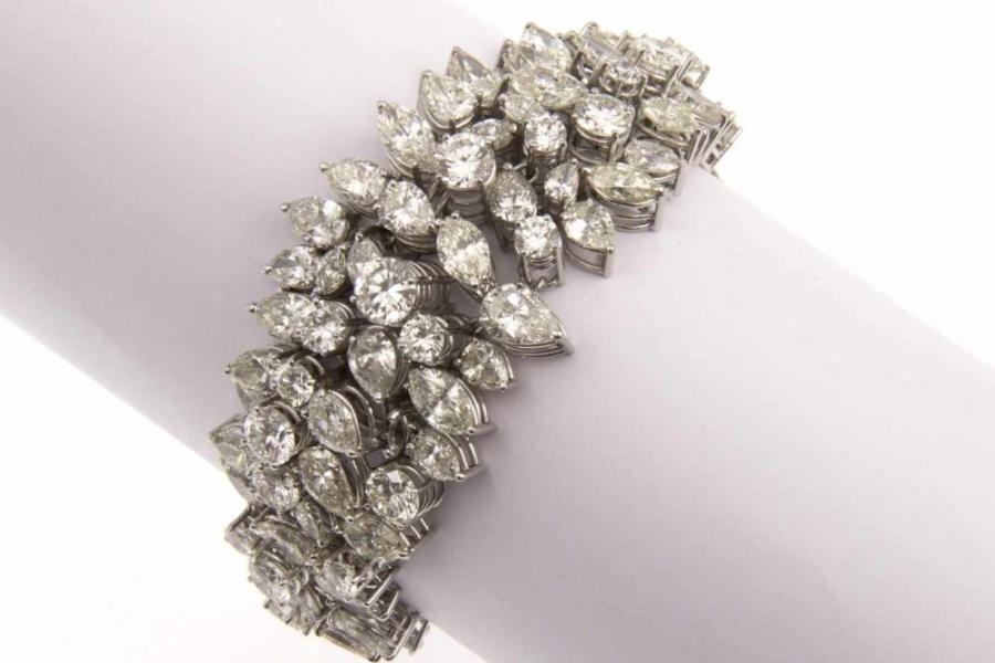 Feines Brillant-Diamant-Armband Platin. Ausgefasst mit ca. 34 Brill. zus. ca. 6-6,6 ct Aufrufpreis:	12.000 EUR