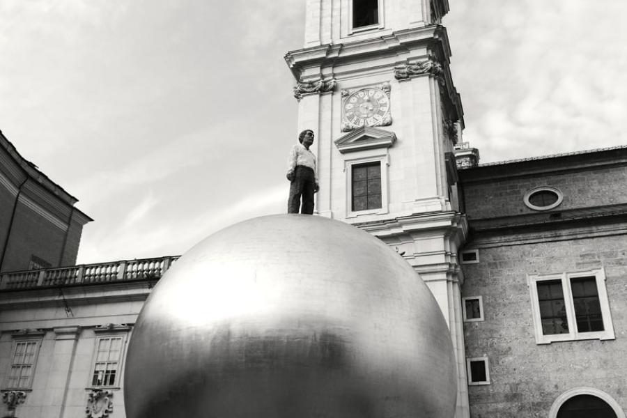 Salzburg Sphaera - eine Skulptur von Stephan Balkenhol am Kapitelplatz 2018 (c) findART.cc Foto frei von Rechten.