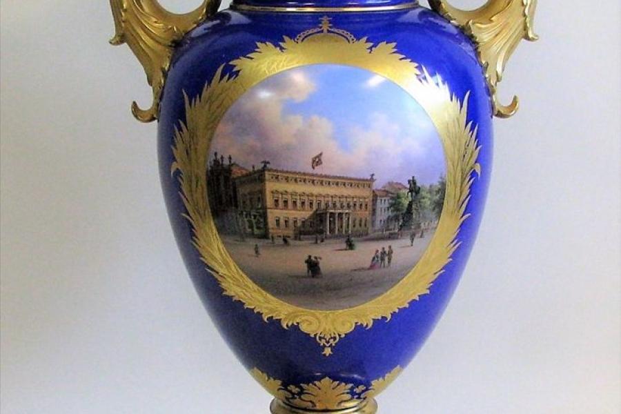 Französische Vase, KPM Berlin, 19. Jahrhundert, Modell von Karl Friedrich Schinkel (1781 - 1841)  "Palais Wilhelms I. Unter den Linden in Berlin" Aufrufpreis:	8.000 EUR