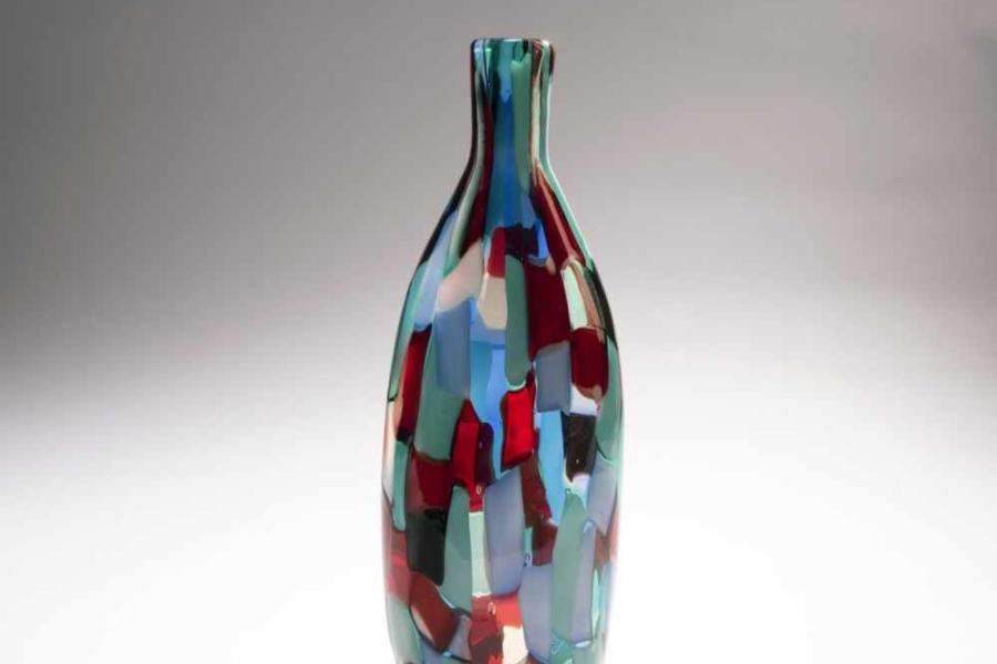 Fulvio Bianconi, Flaschenvase 'Pezzato', um 1950 Flaschenvase 'Pezzato', um 1950 Beidseitig stark abgeflachte schlanke hochovale Form mit einschwingender, nahezu zylindrischer Mündungszone. H. 36,5 cm. Ausführung Schätzpreis:	9.000 - 12.000 EUR