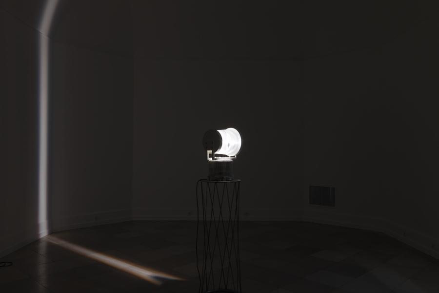 Foto: Olafur Eliasson Mono scanner, 2004 Linse, Spiegel, Motor, HMI Lampe, Stativ, Größe variabel, Unikat Courtesy Olafur Eliasson, neugerriemschneider, Berlin; Tanya Bonakdar Gallery, New York | Los Angeles; Foto: Annette Kradisch