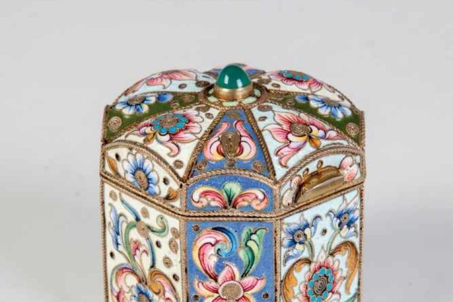 Zwerew Cloisonné-Email Dose Russland, Moskau, Nikolai Zwerew (Meister 1898-1912), 1908-1912 Silber, innen vergoldet. Schätzpreis:	2.500 - 2.600 EUR