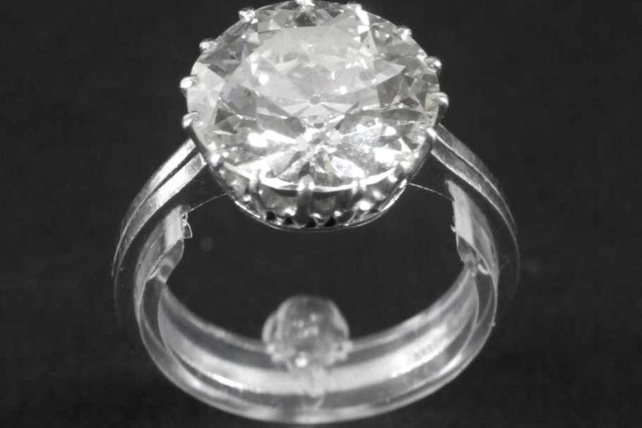 Brillantring mit Solitär von 8 ct, 750er WG, Gewicht: 6,2 g Brillant VS (sehr kleine Merkmale), getönt, Ringgröße: 60 Schätzpreis:	45.000 EUR