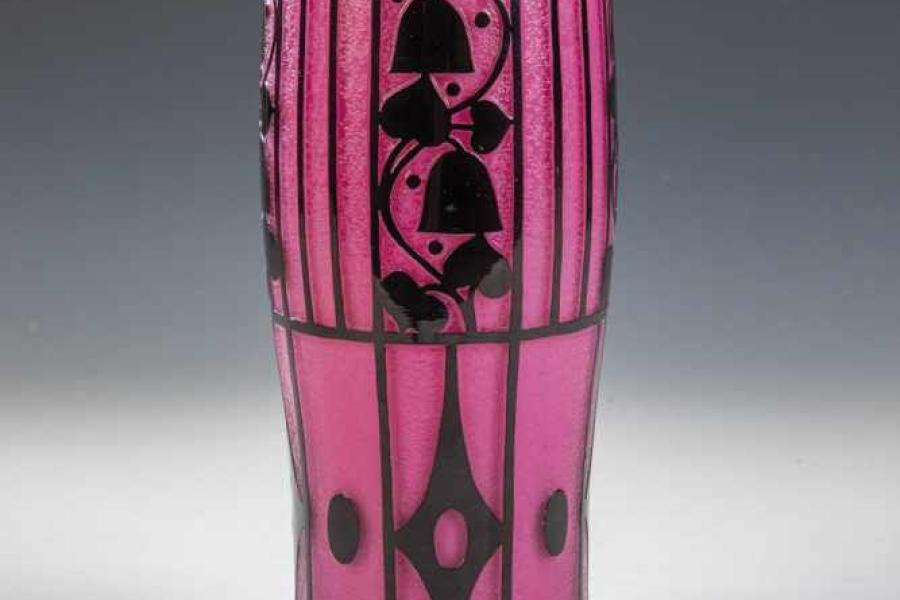 Seltene Vase Josef Hoffmann (Form- und Dekorentwurf), Loetz Wwe., Klostermühle, 1911 Rubinrosa Opalglas, überfangen mit farblosem und schwarzviolettem Glas.Schätzpreis:	6.000 - 9.000 EUR Zuschlagspreis:	7.000 EUR