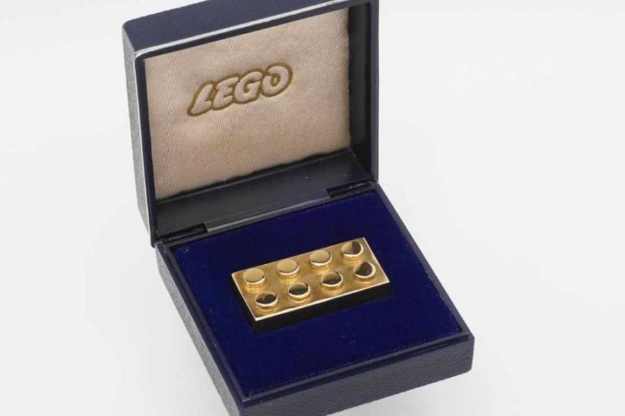 Lego Stein in 585 Gold 585/- Gelbgold gepunzt, 2x4 Noppen, Vergabe dieser Steine zwischen 1979 und 1981 an Mitarbeiter für 25 Jahre im Unternehmen sowie an Geschäftspartner von LEGO  Mindestpreis:	14.000 EUR Aufrufpreis:	14.000 EUR