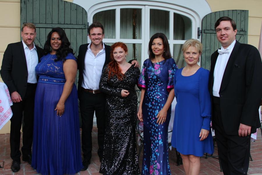 Günther Groissböck, Sarai Cole, Luke Sinclair, Domenica Radlmaier, Melinda Haiter, Ildiko Raimondi und Pavel Kachnov (v.l.n.r.) gestalteten das musikalische Programm der ersten Fundraising-Veranstaltung im Emsliebhof (u.a.).