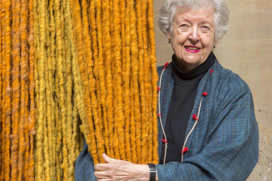 Porträt Sheila Hicks, 2018 Musée Carnavalet, Paris Foto: Cristobal Zanartu © VG Bild-Kunst