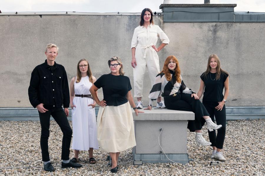 Das Team der VIENNA DESIGN WEEK 2020 v. l. n. r.: Gabriel Roland (Vizedirektor), Julia Schanderl, Lilli Hollein (Direktorin), Alexandra Brückner, Laura Winkler, Hanna Facchinelli.  © VIENNA DESIGN WEEK/Katharina Gossow