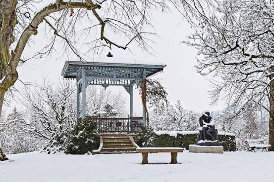 Abbildung: Der Park der Fondation Beyeler mit der Skulptur Der Kuss, 1889–1898, von Auguste Rodin, Sammlung Fondation Pierre Gianadda, Martigny; Foto: Mark Niedermann