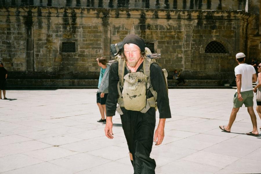 Gabriel on his way from the Templar castle Convento de Cristo to the Marian pilgrimage site Fátima in Portugal.  Photo: Stefan Hähnel (Marianische Antiphonen I – III