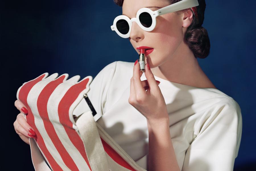 Horst P. Horst Muriel Maxwell, Ensemble von Sally Victor, Tasche von Paul Flato, Sonnenbrille von Lugene, US‐Vogue, 1939 Courtesy Paci Contemporary Gallery © Condé Nast / Horst Estate