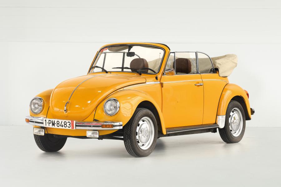 Lot 86: 1975 Volkswagen 1303 Cabriolet Ex-Dr. Bruno Kreisky. Das Käfer-Cabrio von Dr. Bruno Kreisky. Gefahren von ihm an seinem Zweitwohnsitz auf Mallorca. Weitgehend im Originalzustand erhalten. Vielfach medial dokumentiert. Schätzwert € 30.000 - 40.000) erzielter Preis: 85.100 Euro