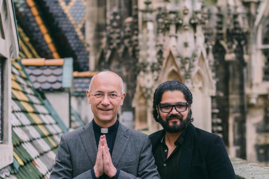 Dompfarrer Toni Faber und Maler-Star Enrique Fuentes auf dem Dach des Wiener Stephansdom © Jenni Koller