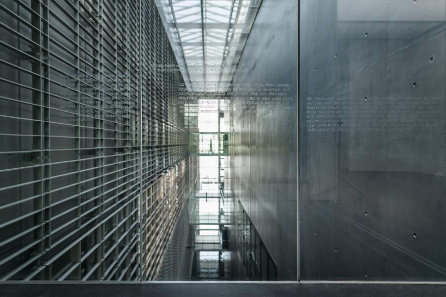 Martina M. Mächler, Prelude, 2021/2022, Ausstellungsansicht Kunstmuseum Luzern Transparente Fensterfarbe auf Glas Foto: Marc Latzel, Courtesy of the artist