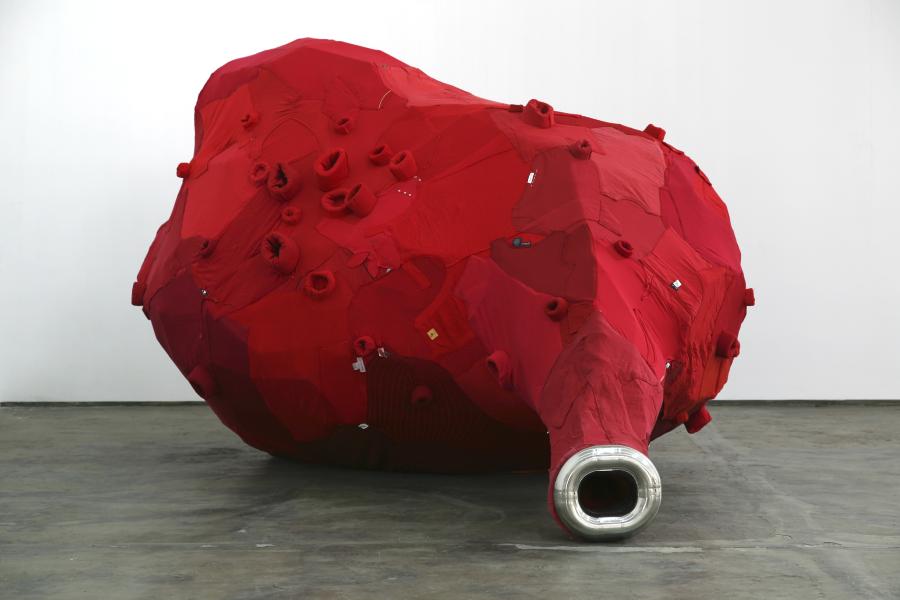 Yin Xiuzhen, Engine, 2008, gebrauchte Kleidung, rostfreier Stahl, Stahl, Courtesy of Pace Gallery and Yin Xiuzhen, © Yin Xiuzhen