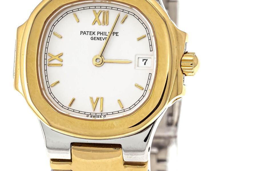 Los: 1000 Patek Philippe, Damenquarzuhr, Startpreis 7.000 EUR  Patek Philippe, Damenquarzuhr, Stahl / Gold, Ref. 4700, um 1990, weißes Zifferblatt mit goldf. röm. Ziffern, Balken und Zeigern, Datum an 3 Uhr, Quarzuhrwerk läuft, ein Service wurde über Wempe lt. Re...