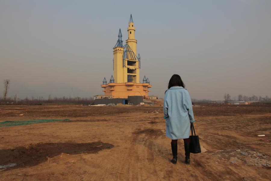 Ella Raidel, A Pile of Ghosts, 2021, Filmstill, Wonderland Amusement Park, Wo de lan you le yuan, Chenchuang village 陈庄村