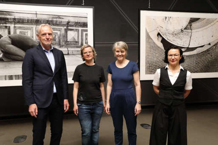 Die Ausstellung "Körper und Territorium" basiert auf einem kuratorischen Austausch zwischen dem Muzej suvremene umjetnosti (MSU) Zagreb und dem Kunsthaus Graz. Kulturstadtrat Günter Riegler, Kuratorin Jasna Jakšić (MSU Zagreb), Kuratorin Katia Huemer (Kunsthaus Graz), Andreja Hribernik (Leiterin Kunsthaus Graz), Foto: Kunsthaus Graz/J.J. Kucek