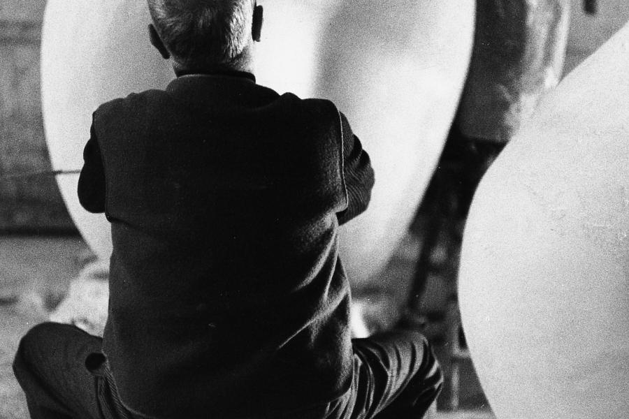 Ernst Scheidegger, Hans Arp arbeitet an der Plastik «Der Wolkenhirt», 1953 Lambda Print © Stiftung Ernst Scheidegger-Archiv, Zürich Werk Hans Arp: © 2023, ProLitteris, Zurich*