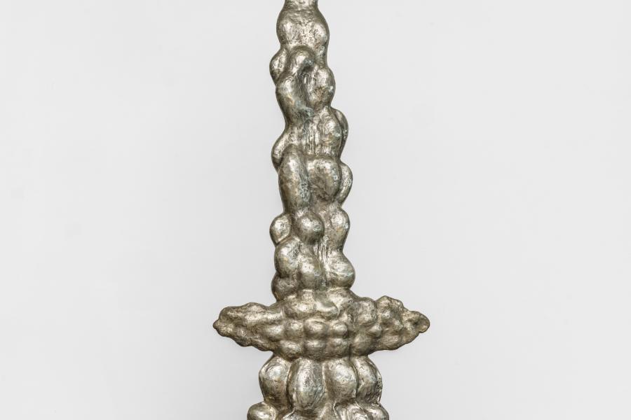 Anna Bogouchevskaia Salto Ángel, 2023  Neusilber, Stahlsockel, 187 x 61 x 65 cm Copyright: Anna Bogouchevskaia; Courtesy: Werkstattgalerie Hermann Noack, Foto: Roman März