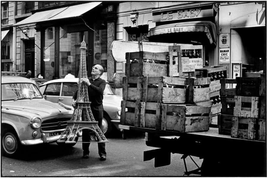 Elliott Erwitt (1928–2023, FR) Paris Frankreich, 1966 Silbergelatineabzug 2012, 36,5 x 54,5 cm Am rechten unteren Rand vom Fotografen signiert in Tinte © Elliott Erwitt / Magnum Photos, courtesy OstLicht. Galerie für Fotografie