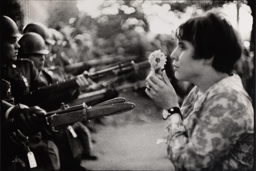 MARC RIBOUD (1923–2016) Marsch Gegen den Vietnam Krieg, Washington D.C. 1967 Silber-Gelatine Print 50,3 x 60 cm Schätzpreis: € 5.000 – 6.000