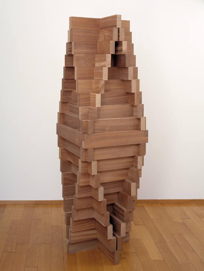 Carl Andre Urn, 2001 Afrikanisches Walnussholz, 238 x 58,3 x 58,3 cm Courtesy Galerie Tschudi, Glarus / Zuoz. © für Carl Andre bei VG Bild-Kunst, Bonn (www.bildkunst.de)